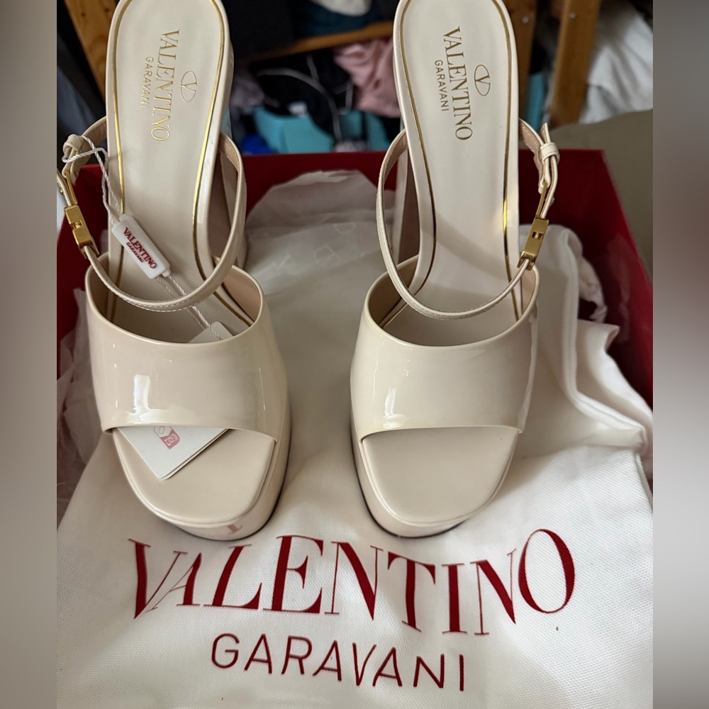 NWT Valentino Garavani Patent Platform Sandals in Ivory with V Gold Logo - Picture 2 of 7